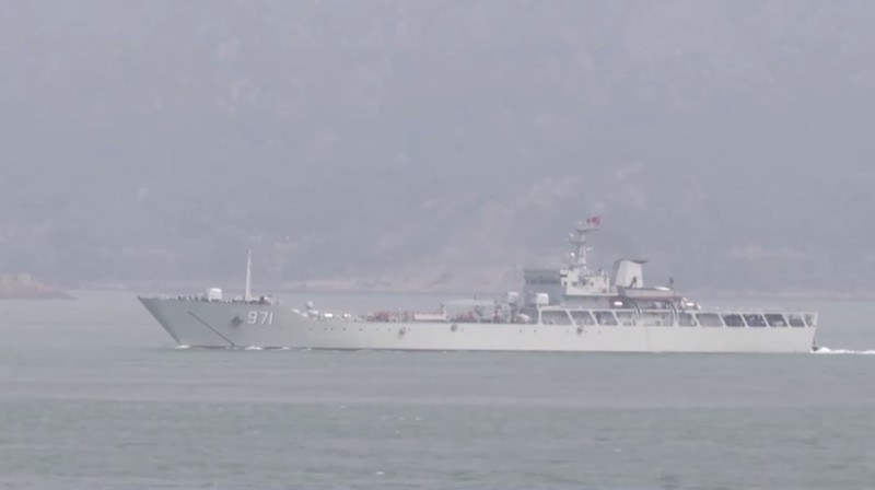 Kapal perang China latihan perang di Laut Taiwan. (Tangkapan Layar Video Reuters)