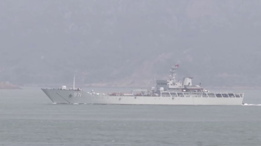 Kapal perang China latihan perang di Laut Taiwan. (Tangkapan Layar Video Reuters)