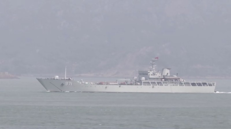 Kapal perang China latihan perang di Laut Taiwan. (Tangkapan Layar Video Reuters)
