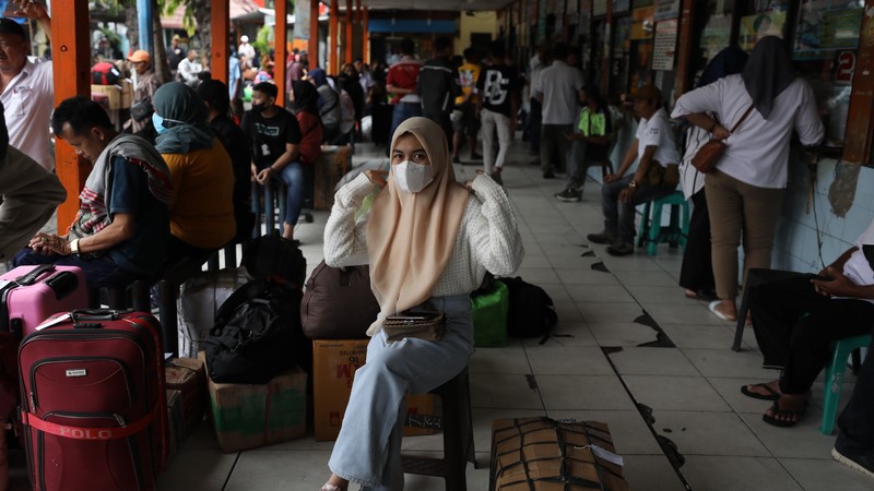 Mudik lebih awal di terminal Kalideres. (CNBC Indonesia/Tri Susilo) Mudik lebih awal di terminal Kalideres. (CNBC Indonesia/Tri Susilo)
