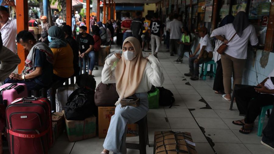 Mudik lebih awal di terminal Kalideres. (CNBC Indonesia/Tri Susilo)