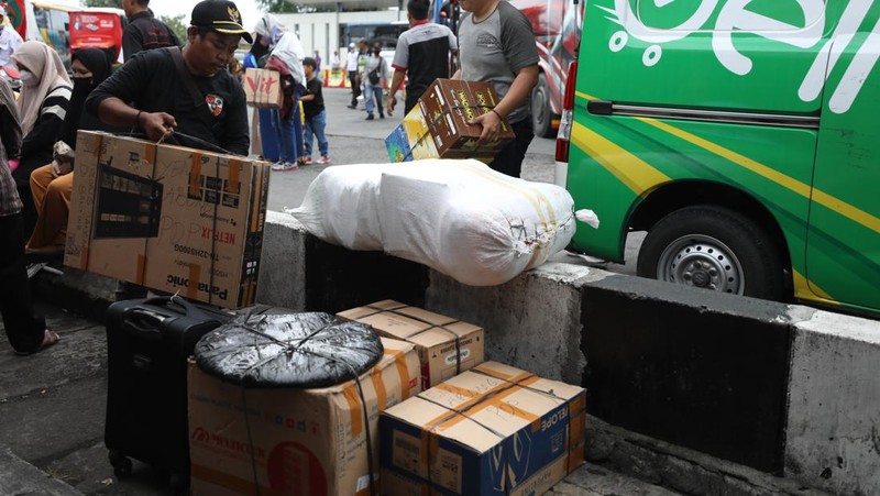 Mudik lebih awal di terminal Kalideres. (CNBC Indonesia/Tri Susilo)