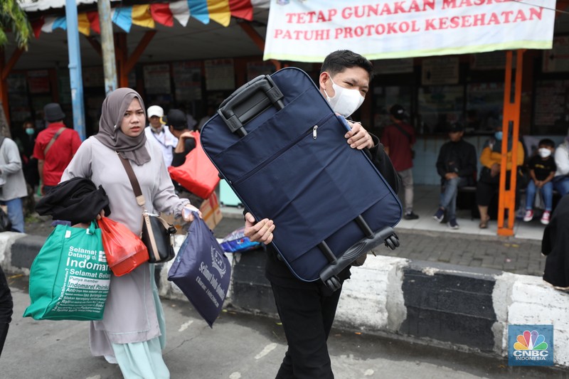 Mudik lebih awal di terminal Kalideres. (CNBC Indonesia/Tri Susilo) Mudik lebih awal di terminal Kalideres. (CNBC Indonesia/Tri Susilo)