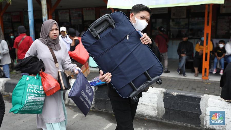 Mudik lebih awal di terminal Kalideres. (CNBC Indonesia/Tri Susilo)