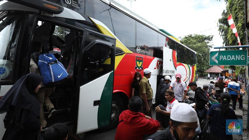 Mudik lebih awal di terminal Kalideres. (CNBC Indonesia/Tri Susilo)