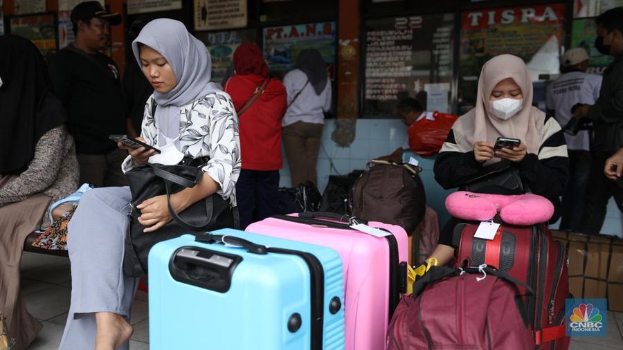Mudik lebih awal di terminal Kalideres. (CNBC Indonesia/Tri Susilo)