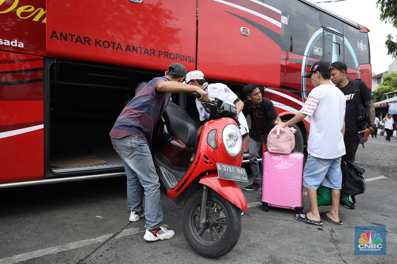 Mudik lebih awal di terminal Kalideres. (CNBC Indonesia/Tri Susilo) Mudik lebih awal di terminal Kalideres. (CNBC Indonesia/Tri Susilo)