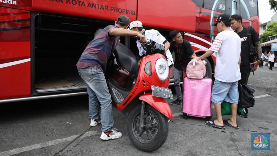 Mudik lebih awal di terminal Kalideres. (CNBC Indonesia/Tri Susilo)