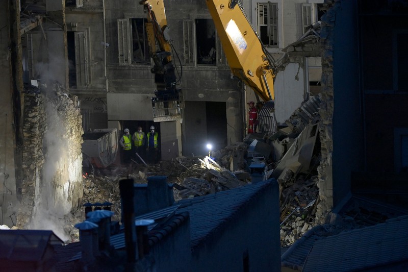 Foto ini menunjukkan puing-puing di 'rue Tivoli' setelah sebuah bangunan runtuh di jalan yang sama, di Marseille, Prancis selatan, pada 9 April 2023. Foto ini menunjukkan puing-puing di 'rue Tivoli' setelah sebuah bangunan runtuh di jalan yang sama, di Marseille, Prancis selatan, pada 9 April 2023. - Sebuah gedung apartemen runtuh akibat ledakan nyata pada 9 April 2023 di kota Mediterania Prancis Marseille, melukai lima orang, dengan pihak berwenang memperingatkan hingga 10 korban mungkin berada di bawah puing-puing yang terbakar. (CLEMENT MAHOUDEAU/AFP via Getty Images)