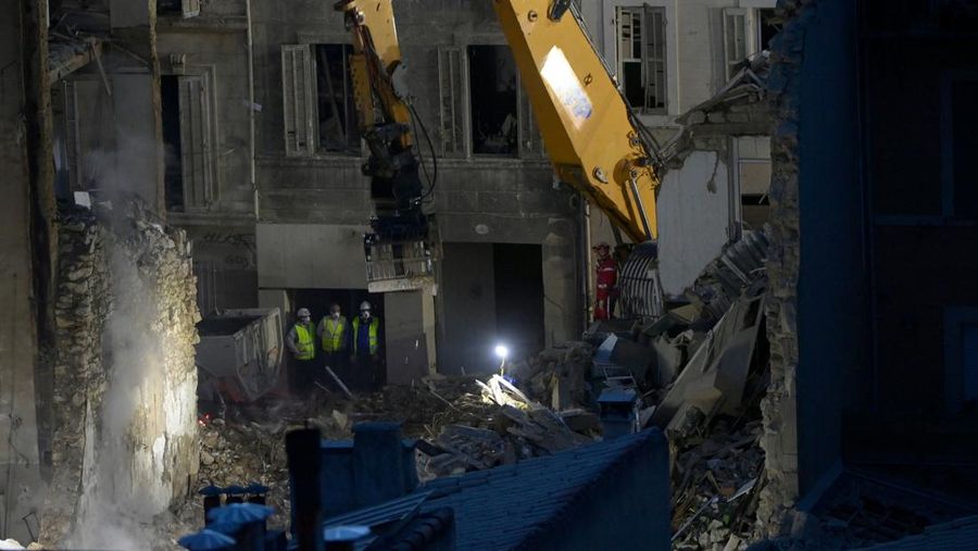 Foto ini menunjukkan puing-puing di 'rue Tivoli' setelah sebuah bangunan runtuh di jalan yang sama, di Marseille, Prancis selatan, pada 9 April 2023. - Sebuah gedung apartemen runtuh akibat ledakan nyata pada 9 April 2023 di kota Mediterania Prancis Marseille, melukai lima orang, dengan pihak berwenang memperingatkan hingga 10 korban mungkin berada di bawah puing-puing yang terbakar. (CLEMENT MAHOUDEAU/AFP via Getty Images)