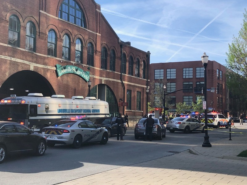 Polisi Metro Louisville berjaga usai penembakan yang mencakup korban massal di kawasan Slugger Field di Louisville, Kentucky, AS 10 April 2023. Michael Clevenger/USA Today Network via REUTERS.