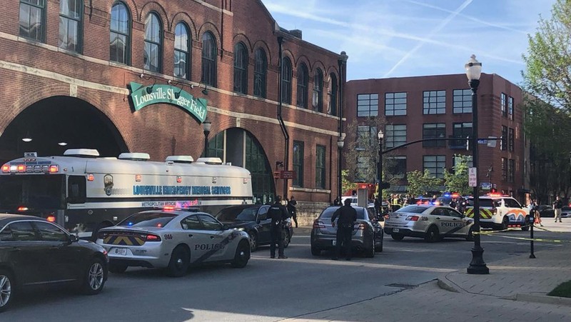 Polisi Metro Louisville berjaga usai penembakan yang mencakup korban massal di kawasan Slugger Field di Louisville, Kentucky, AS 10 April 2023. Michael Clevenger/USA Today Network via REUTERS.