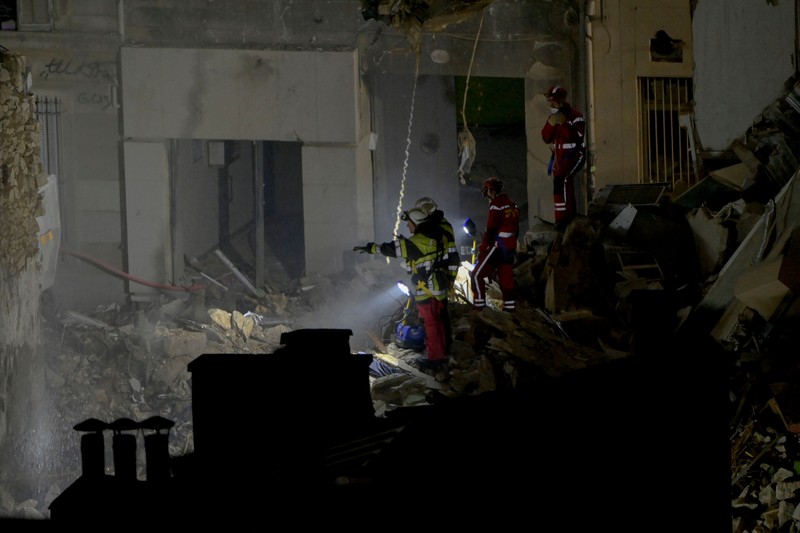 Foto ini menunjukkan puing-puing di 'rue Tivoli' setelah sebuah bangunan runtuh di jalan yang sama, di Marseille, Prancis selatan, pada 9 April 2023. - Sebuah gedung apartemen runtuh akibat ledakan nyata pada 9 April 2023 di kota Mediterania Prancis Marseille, melukai lima orang, dengan pihak berwenang memperingatkan hingga 10 korban mungkin berada di bawah puing-puing yang terbakar. (CLEMENT MAHOUDEAU/AFP via Getty Images)