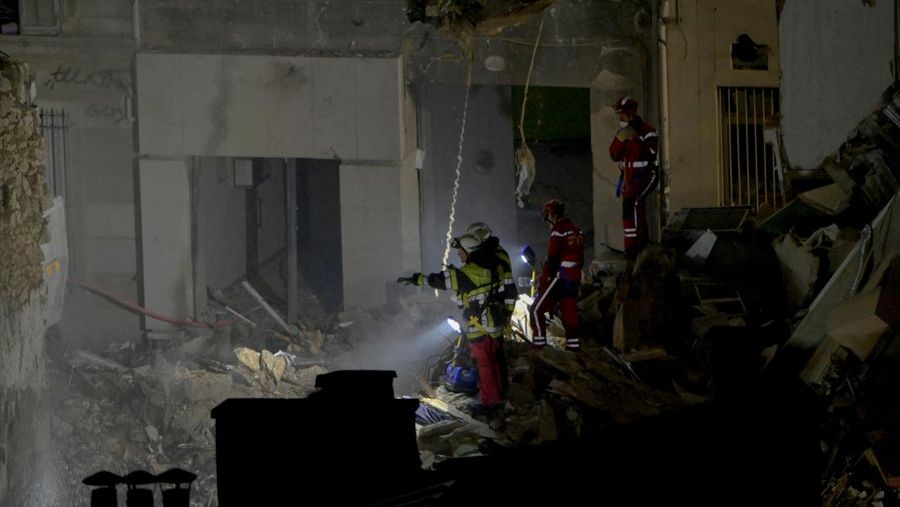 Foto ini menunjukkan puing-puing di 'rue Tivoli' setelah sebuah bangunan runtuh di jalan yang sama, di Marseille, Prancis selatan, pada 9 April 2023. - Sebuah gedung apartemen runtuh akibat ledakan nyata pada 9 April 2023 di kota Mediterania Prancis Marseille, melukai lima orang, dengan pihak berwenang memperingatkan hingga 10 korban mungkin berada di bawah puing-puing yang terbakar. (CLEMENT MAHOUDEAU/AFP via Getty Images)