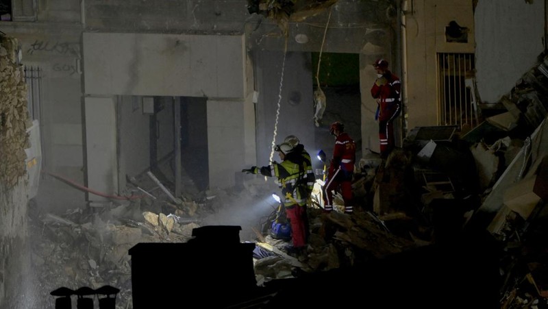 Foto ini menunjukkan puing-puing di 'rue Tivoli' setelah sebuah bangunan runtuh di jalan yang sama, di Marseille, Prancis selatan, pada 9 April 2023. - Sebuah gedung apartemen runtuh akibat ledakan nyata pada 9 April 2023 di kota Mediterania Prancis Marseille, melukai lima orang, dengan pihak berwenang memperingatkan hingga 10 korban mungkin berada di bawah puing-puing yang terbakar. (CLEMENT MAHOUDEAU/AFP via Getty Images)