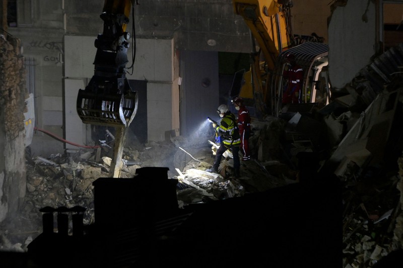 Foto ini menunjukkan puing-puing di 'rue Tivoli' setelah sebuah bangunan runtuh di jalan yang sama, di Marseille, Prancis selatan, pada 9 April 2023. - Sebuah gedung apartemen runtuh akibat ledakan nyata pada 9 April 2023 di kota Mediterania Prancis Marseille, melukai lima orang, dengan pihak berwenang memperingatkan hingga 10 korban mungkin berada di bawah puing-puing yang terbakar. (CLEMENT MAHOUDEAU/AFP via Getty Images)