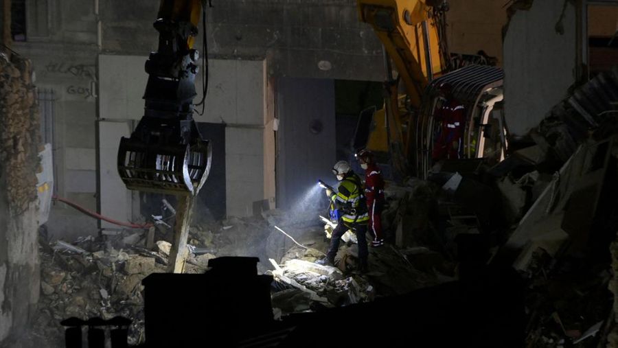 Foto ini menunjukkan puing-puing di 'rue Tivoli' setelah sebuah bangunan runtuh di jalan yang sama, di Marseille, Prancis selatan, pada 9 April 2023. - Sebuah gedung apartemen runtuh akibat ledakan nyata pada 9 April 2023 di kota Mediterania Prancis Marseille, melukai lima orang, dengan pihak berwenang memperingatkan hingga 10 korban mungkin berada di bawah puing-puing yang terbakar. (CLEMENT MAHOUDEAU/AFP via Getty Images)