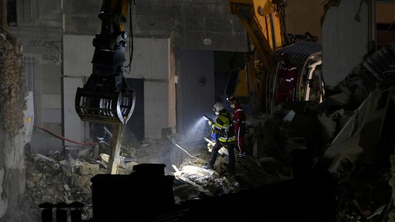 Foto ini menunjukkan puing-puing di 'rue Tivoli' setelah sebuah bangunan runtuh di jalan yang sama, di Marseille, Prancis selatan, pada 9 April 2023. - Sebuah gedung apartemen runtuh akibat ledakan nyata pada 9 April 2023 di kota Mediterania Prancis Marseille, melukai lima orang, dengan pihak berwenang memperingatkan hingga 10 korban mungkin berada di bawah puing-puing yang terbakar. (CLEMENT MAHOUDEAU/AFP via Getty Images)
