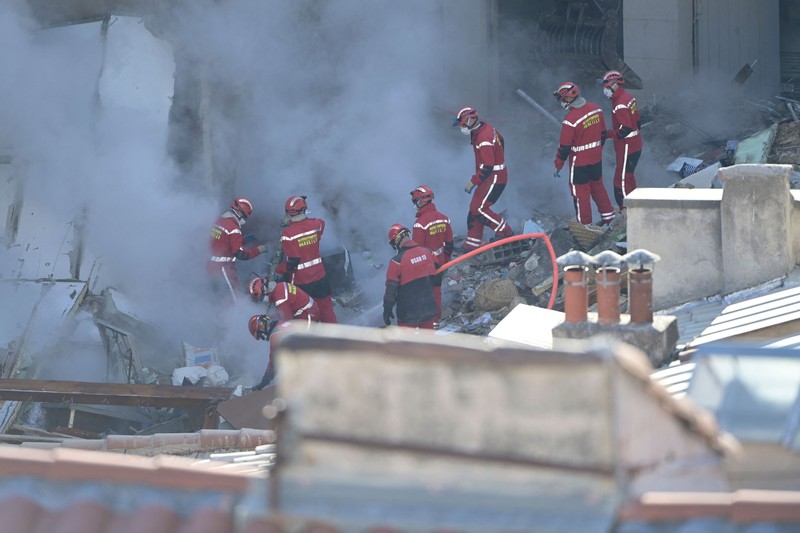 Foto ini menunjukkan puing-puing di 'rue Tivoli' setelah sebuah bangunan runtuh di jalan yang sama, di Marseille, Prancis selatan, pada 9 April 2023. Foto ini menunjukkan puing-puing di 'rue Tivoli' setelah sebuah bangunan runtuh di jalan yang sama, di Marseille, Prancis selatan, pada 9 April 2023. - Sebuah gedung apartemen runtuh akibat ledakan nyata pada 9 April 2023 di kota Mediterania Prancis Marseille, melukai lima orang, dengan pihak berwenang memperingatkan hingga 10 korban mungkin berada di bawah puing-puing yang terbakar. (CLEMENT MAHOUDEAU/AFP via Getty Images)