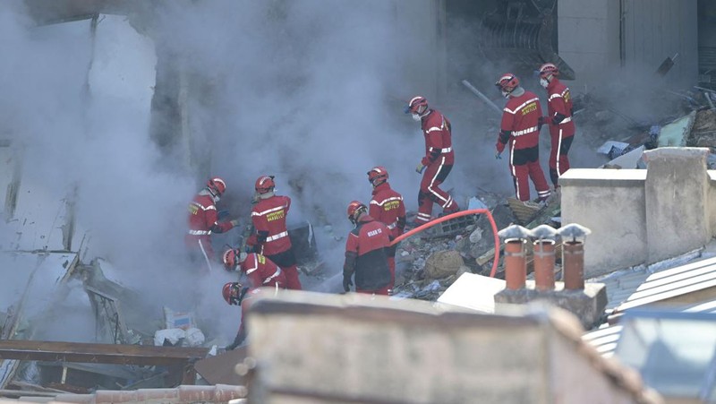Foto ini menunjukkan puing-puing di 'rue Tivoli' setelah sebuah bangunan runtuh di jalan yang sama, di Marseille, Prancis selatan, pada 9 April 2023. - Sebuah gedung apartemen runtuh akibat ledakan nyata pada 9 April 2023 di kota Mediterania Prancis Marseille, melukai lima orang, dengan pihak berwenang memperingatkan hingga 10 korban mungkin berada di bawah puing-puing yang terbakar. (CLEMENT MAHOUDEAU/AFP via Getty Images)