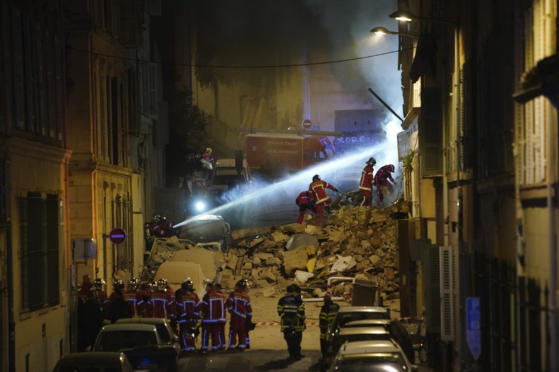 Foto ini menunjukkan puing-puing di 'rue Tivoli' setelah sebuah bangunan runtuh di jalan yang sama, di Marseille, Prancis selatan, pada 9 April 2023. Foto ini menunjukkan puing-puing di 'rue Tivoli' setelah sebuah bangunan runtuh di jalan yang sama, di Marseille, Prancis selatan, pada 9 April 2023. - Sebuah gedung apartemen runtuh akibat ledakan nyata pada 9 April 2023 di kota Mediterania Prancis Marseille, melukai lima orang, dengan pihak berwenang memperingatkan hingga 10 korban mungkin berada di bawah puing-puing yang terbakar. (CLEMENT MAHOUDEAU/AFP via Getty Images)