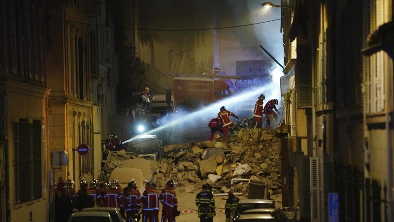 Foto ini menunjukkan puing-puing di 'rue Tivoli' setelah sebuah bangunan runtuh di jalan yang sama, di Marseille, Prancis selatan, pada 9 April 2023. - Sebuah gedung apartemen runtuh akibat ledakan nyata pada 9 April 2023 di kota Mediterania Prancis Marseille, melukai lima orang, dengan pihak berwenang memperingatkan hingga 10 korban mungkin berada di bawah puing-puing yang terbakar. (CLEMENT MAHOUDEAU/AFP via Getty Images)