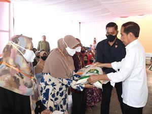Jokowi Makin Sering Bagi Bansos Tanpa Risma, Ada Apa?