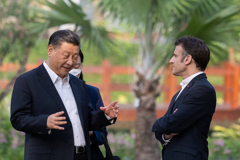 Presiden Prancis Emmanuel Macron (kiri) berjabat tangan dengan Presiden China Xi Jinping selama pertemuan pers bersama di Aula Besar Rakyat di Beijing pada 6 April 2023. Presiden Prancis Emmanuel Macron (kiri) berjabat tangan dengan Presiden China Xi Jinping selama pertemuan pers bersama di Aula Besar Rakyat di Beijing pada 6 April 2023. (NG HAN GUAN/POOL/AFP via Getty Images)