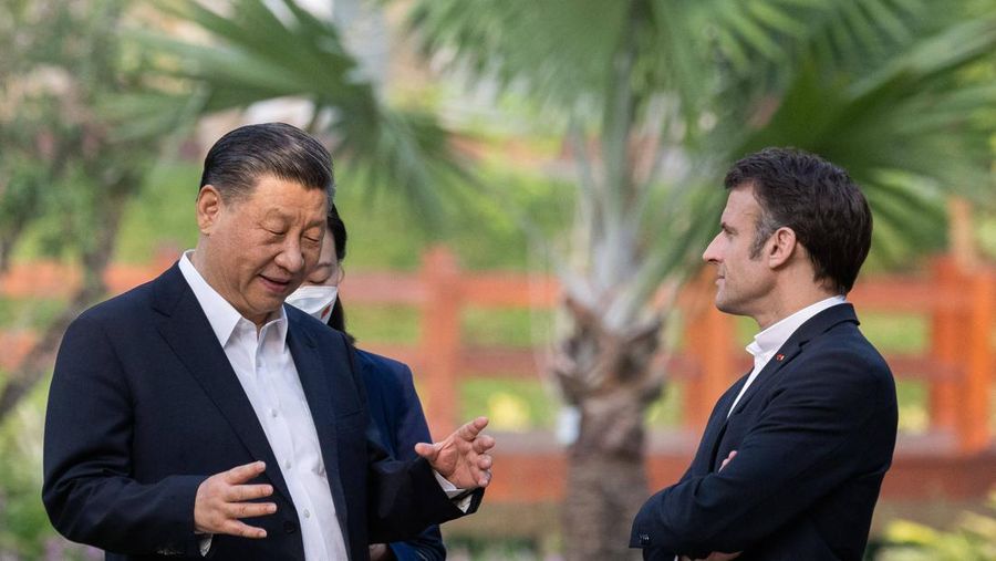 Presiden Prancis Emmanuel Macron (kiri) berjabat tangan dengan Presiden China Xi Jinping selama pertemuan pers bersama di Aula Besar Rakyat di Beijing pada 6 April 2023. (NG HAN GUAN/POOL/AFP via Getty Images)