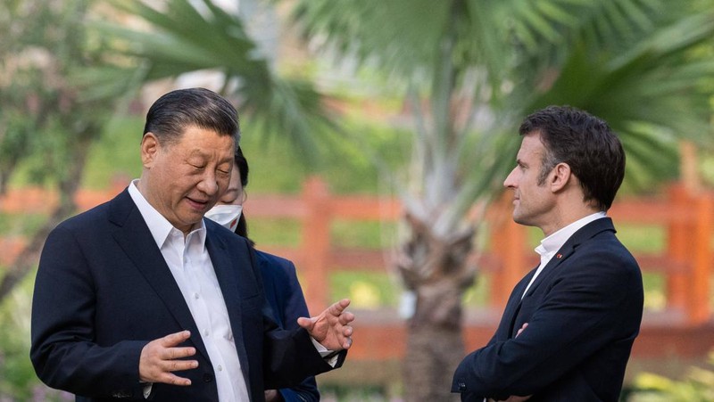Presiden Prancis Emmanuel Macron (kiri) berjabat tangan dengan Presiden China Xi Jinping selama pertemuan pers bersama di Aula Besar Rakyat di Beijing pada 6 April 2023. (NG HAN GUAN/POOL/AFP via Getty Images)