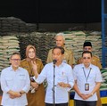 Wuih! Jokowi-Ganjar 'Bagi-bagi' Beras di Solo, Ada Apa?