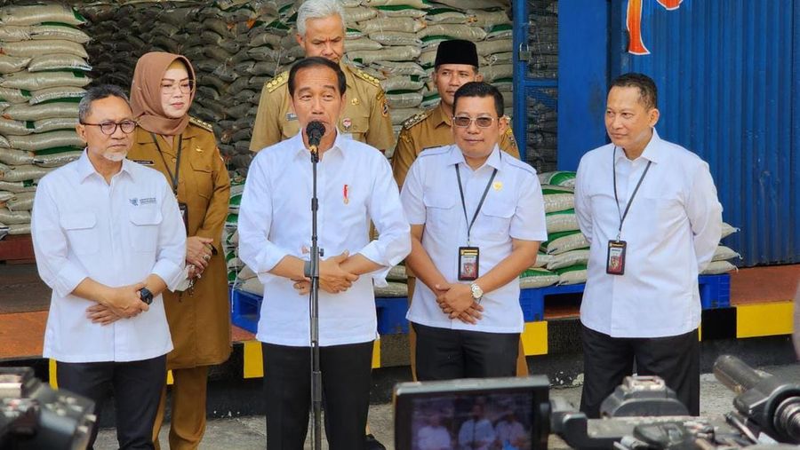 Presiden Joko Widodo meluncurkan penyaluran Cadangan Beras Pemerintah (CBP) untuk Bantuan Pangan di Gudang Bulog Ngabean Sukoharjo, Jawa Tengah, Senin (10/4/2023). (Dok. HUMAS BAPANAS)
