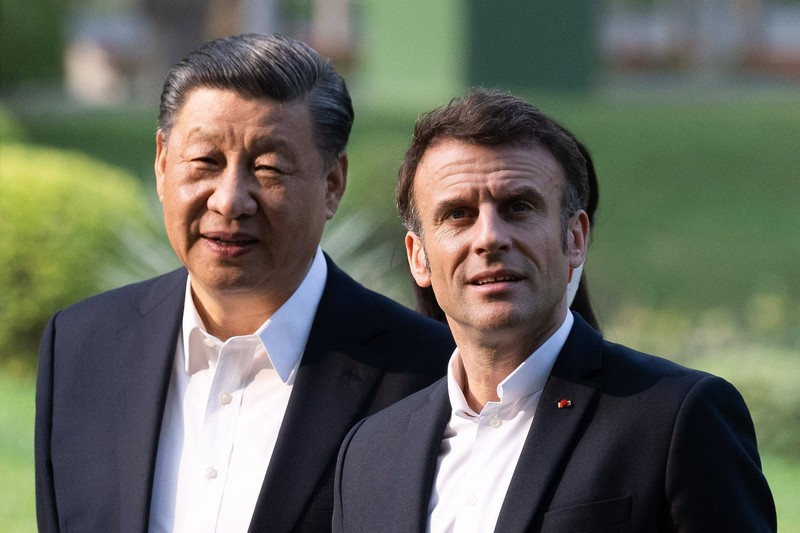 Presiden Prancis Emmanuel Macron (kiri) berjabat tangan dengan Presiden China Xi Jinping selama pertemuan pers bersama di Aula Besar Rakyat di Beijing pada 6 April 2023. (NG HAN GUAN/POOL/AFP via Getty Images)