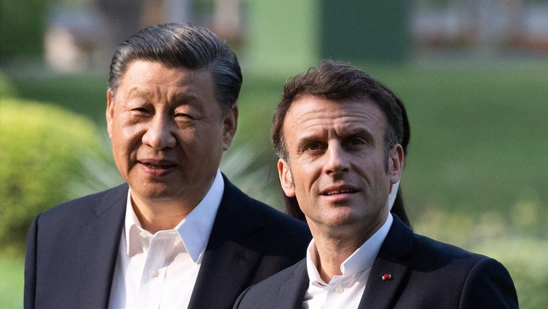 Presiden Prancis Emmanuel Macron (kiri) berjabat tangan dengan Presiden China Xi Jinping selama pertemuan pers bersama di Aula Besar Rakyat di Beijing pada 6 April 2023. (NG HAN GUAN/POOL/AFP via Getty Images)