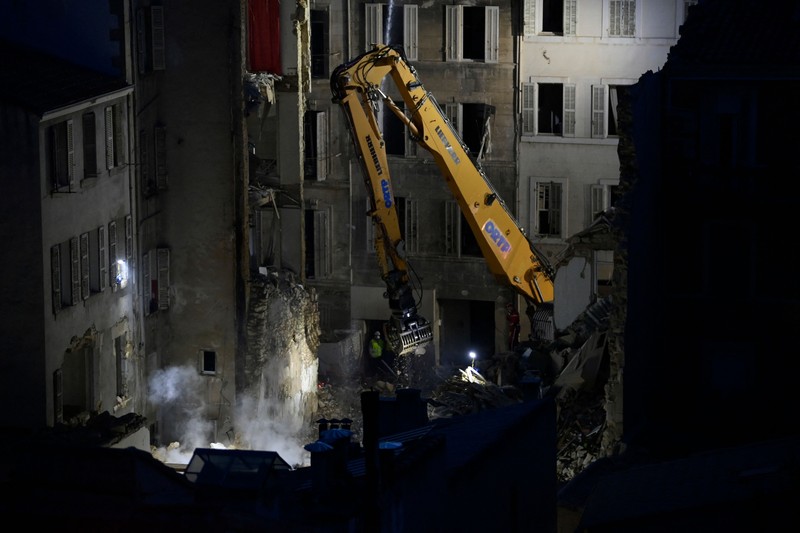 Foto ini menunjukkan puing-puing di 'rue Tivoli' setelah sebuah bangunan runtuh di jalan yang sama, di Marseille, Prancis selatan, pada 9 April 2023. Foto ini menunjukkan puing-puing di 'rue Tivoli' setelah sebuah bangunan runtuh di jalan yang sama, di Marseille, Prancis selatan, pada 9 April 2023. - Sebuah gedung apartemen runtuh akibat ledakan nyata pada 9 April 2023 di kota Mediterania Prancis Marseille, melukai lima orang, dengan pihak berwenang memperingatkan hingga 10 korban mungkin berada di bawah puing-puing yang terbakar. (CLEMENT MAHOUDEAU/AFP via Getty Images)