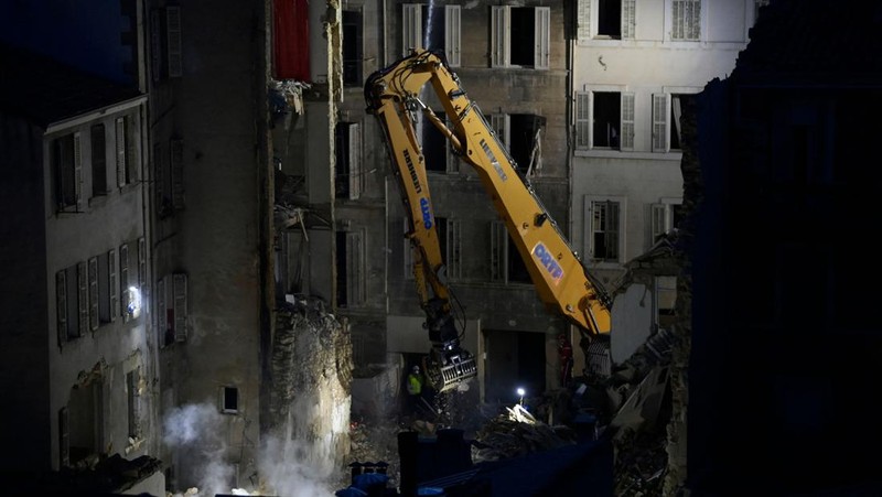 Foto ini menunjukkan puing-puing di 'rue Tivoli' setelah sebuah bangunan runtuh di jalan yang sama, di Marseille, Prancis selatan, pada 9 April 2023. - Sebuah gedung apartemen runtuh akibat ledakan nyata pada 9 April 2023 di kota Mediterania Prancis Marseille, melukai lima orang, dengan pihak berwenang memperingatkan hingga 10 korban mungkin berada di bawah puing-puing yang terbakar. (CLEMENT MAHOUDEAU/AFP via Getty Images)