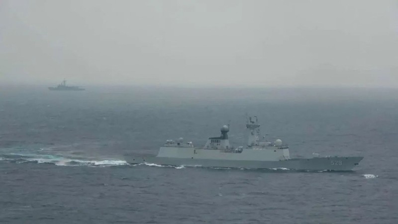 Kapal perang China latihan perang di Laut Taiwan. (Tangkapan Layar Video Reuters)