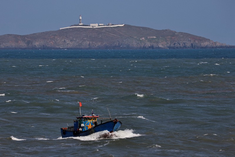 Sebuah kapal wisata berlayar di sepanjang pantai pulau Pingtan, di seberang Taiwan, di provinsi Fujian tenggara China pada 9 April 2023. - China melakukan latihan militer hari kedua di sekitar Taiwan pada 9 April, dalam apa yang disebutnya 