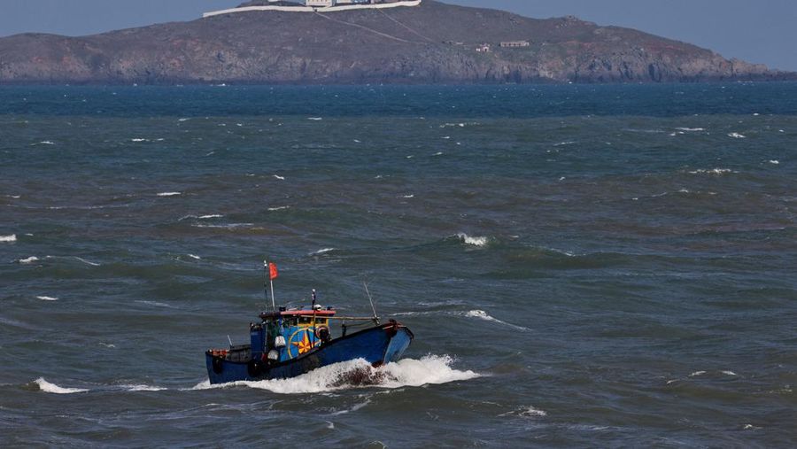 Sebuah kapal wisata berlayar di sepanjang pantai pulau Pingtan, di seberang Taiwan, di provinsi Fujian tenggara China pada 9 April 2023. - China melakukan latihan militer hari kedua di sekitar Taiwan pada 9 April, dalam apa yang disebutnya 