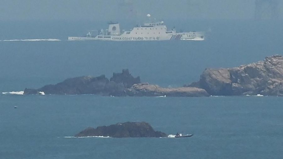 Sebuah kapal Penjaga Pantai China berlayar menuju zona di mana China mengatakan akan melakukan latihan tembakan langsung di timur laut pulau Pingtan, titik terdekat China ke Taiwan, di provinsi Fujian tenggara China pada 10 April 2023. latihan kebakaran pada 10 April untuk mengakhiri latihan militer tiga hari sebagai tanggapan atas pertemuan presiden Taiwan dengan ketua DPR AS. (Photo by GREG BAKER / AFP)