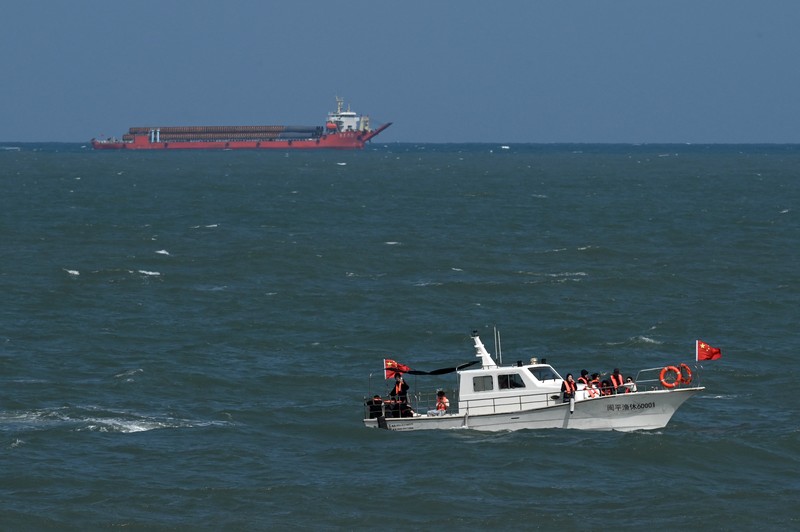 Sebuah kapal wisata berlayar di sepanjang pantai pulau Pingtan, di seberang Taiwan, di provinsi Fujian tenggara China pada 9 April 2023. - China melakukan latihan militer hari kedua di sekitar Taiwan pada 9 April, dalam apa yang disebutnya 