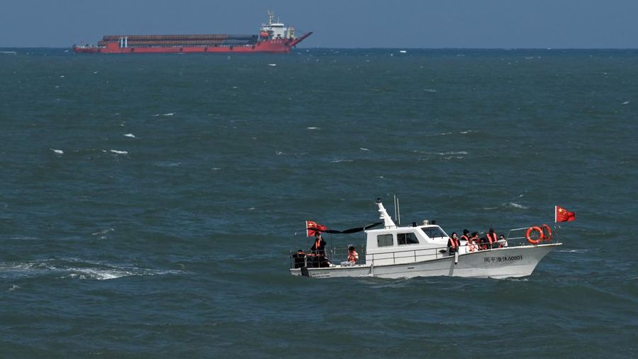 Sebuah kapal wisata berlayar di sepanjang pantai pulau Pingtan, di seberang Taiwan, di provinsi Fujian tenggara China pada 9 April 2023. - China melakukan latihan militer hari kedua di sekitar Taiwan pada 9 April, dalam apa yang disebutnya 
