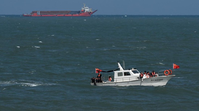 Sebuah kapal wisata berlayar di sepanjang pantai pulau Pingtan, di seberang Taiwan, di provinsi Fujian tenggara China pada 9 April 2023. - China melakukan latihan militer hari kedua di sekitar Taiwan pada 9 April, dalam apa yang disebutnya 