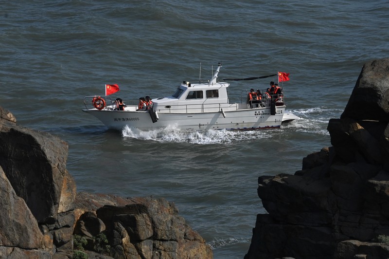Sebuah kapal wisata berlayar di sepanjang pantai pulau Pingtan, di seberang Taiwan, di provinsi Fujian tenggara China pada 9 April 2023. - China melakukan latihan militer hari kedua di sekitar Taiwan pada 9 April, dalam apa yang disebutnya 