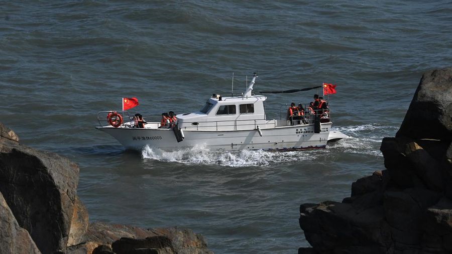 Sebuah kapal wisata berlayar di sepanjang pantai pulau Pingtan, di seberang Taiwan, di provinsi Fujian tenggara China pada 9 April 2023. - China melakukan latihan militer hari kedua di sekitar Taiwan pada 9 April, dalam apa yang disebutnya 