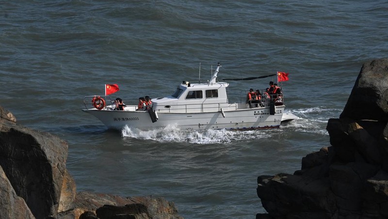Sebuah kapal wisata berlayar di sepanjang pantai pulau Pingtan, di seberang Taiwan, di provinsi Fujian tenggara China pada 9 April 2023. - China melakukan latihan militer hari kedua di sekitar Taiwan pada 9 April, dalam apa yang disebutnya 