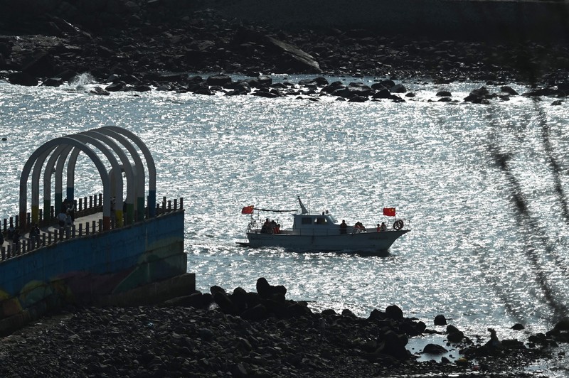Sebuah kapal wisata berlayar di sepanjang pantai pulau Pingtan, di seberang Taiwan, di provinsi Fujian tenggara China pada 9 April 2023. Sebuah kapal wisata berlayar di sepanjang pantai pulau Pingtan, di seberang Taiwan, di provinsi Fujian tenggara China pada 9 April 2023. - China melakukan latihan militer hari kedua di sekitar Taiwan pada 9 April, dalam apa yang disebutnya