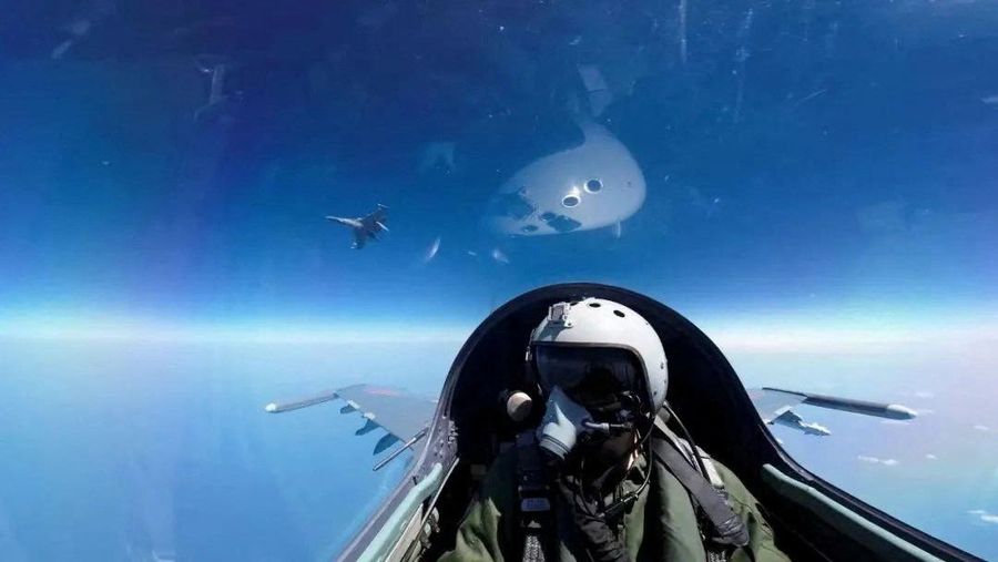 Seorang pilot difoto mengoperasikan pesawat Angkatan Udara di bawah Komando Teater Timur Tentara Pembebasan Rakyat China (PLA) selama patroli kesiapan tempur dan latihan