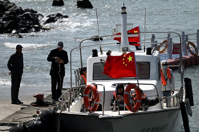 Sebuah kapal wisata berlayar di sepanjang pantai pulau Pingtan, di seberang Taiwan, di provinsi Fujian tenggara China pada 9 April 2023. Sebuah kapal wisata berlayar di sepanjang pantai pulau Pingtan, di seberang Taiwan, di provinsi Fujian tenggara China pada 9 April 2023. - China melakukan latihan militer hari kedua di sekitar Taiwan pada 9 April, dalam apa yang disebutnya