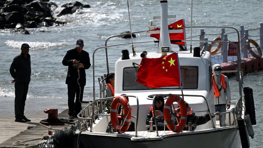 Turis bersiap untuk berlayar dengan kapal di sepanjang pantai pulau Pingtan, di seberang Taiwan, di provinsi Fujian tenggara China pada 9 April 2023. Turis bersiap untuk berlayar dengan kapal di sepanjang pantai pulau Pingtan, di seberang Taiwan, di provinsi Fujian tenggara China pada 9 April 2023. - China sedang melakukan latihan militer hari kedua di sekitar Taiwan pada 9 April, dalam apa yang disebutnya sebuah